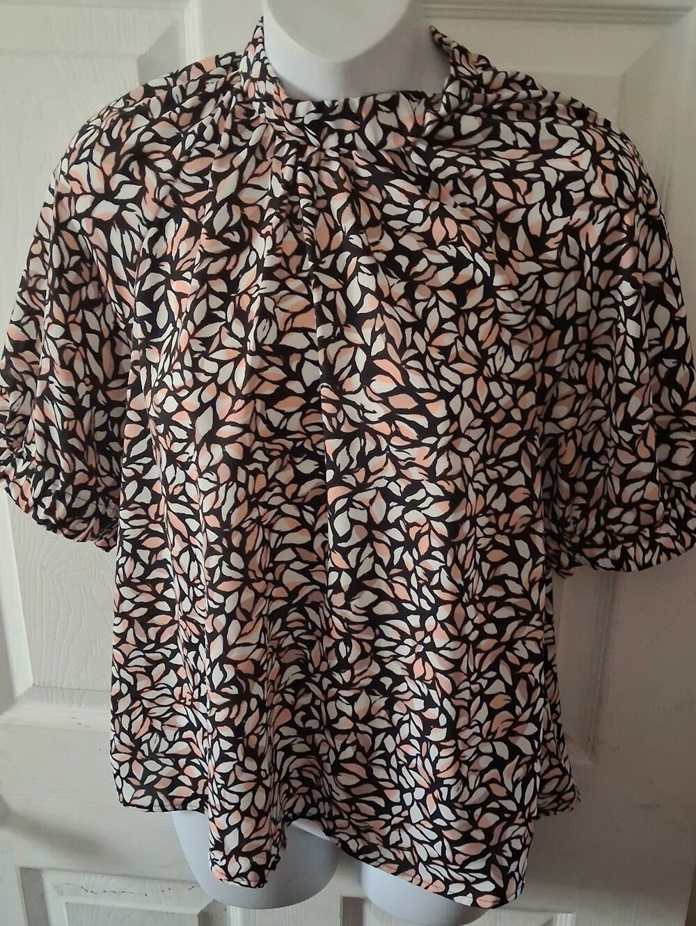 Evereve - Womens Pink/Black/White Short Sleeve Casual Floral Small Blouse